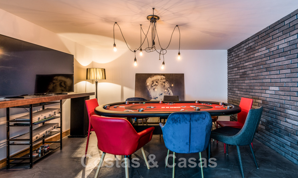 Villa de lujo contemporánea en venta, ubicada en una posición elevada, con vistas panorámicas al mar en Marbella Este 43827