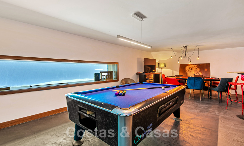 Villa de lujo contemporánea en venta, ubicada en una posición elevada, con vistas panorámicas al mar en Marbella Este 43828