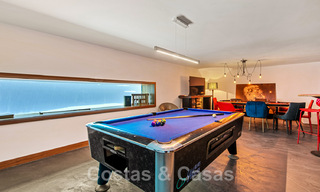 Villa de lujo contemporánea en venta, ubicada en una posición elevada, con vistas panorámicas al mar en Marbella Este 43828 