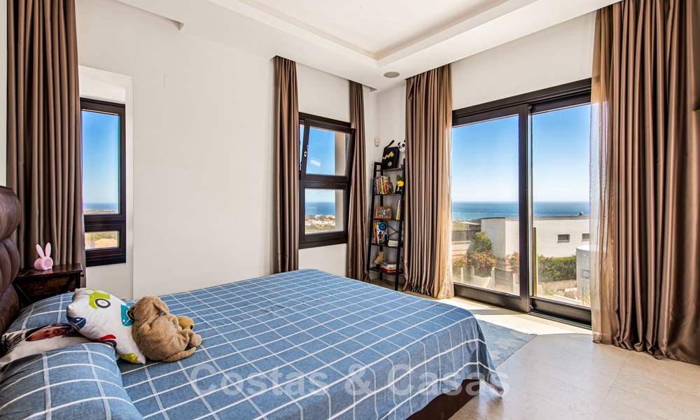 Villa de lujo contemporánea en venta, ubicada en una posición elevada, con vistas panorámicas al mar en Marbella Este 43829