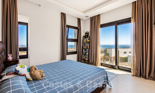 Villa de lujo contemporánea en venta, ubicada en una posición elevada, con vistas panorámicas al mar en Marbella Este 43829 