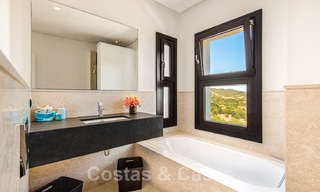 Villa de lujo contemporánea en venta, ubicada en una posición elevada, con vistas panorámicas al mar en Marbella Este 43830 