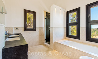 Villa de lujo contemporánea en venta, ubicada en una posición elevada, con vistas panorámicas al mar en Marbella Este 43831 