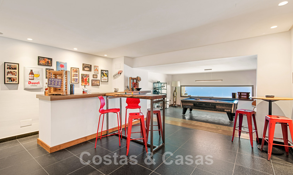 Villa de lujo contemporánea en venta, ubicada en una posición elevada, con vistas panorámicas al mar en Marbella Este 43832