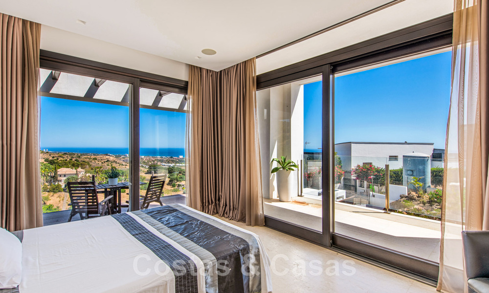 Villa de lujo contemporánea en venta, ubicada en una posición elevada, con vistas panorámicas al mar en Marbella Este 43833