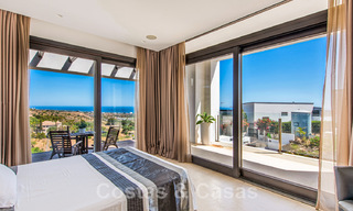 Villa de lujo contemporánea en venta, ubicada en una posición elevada, con vistas panorámicas al mar en Marbella Este 43833 