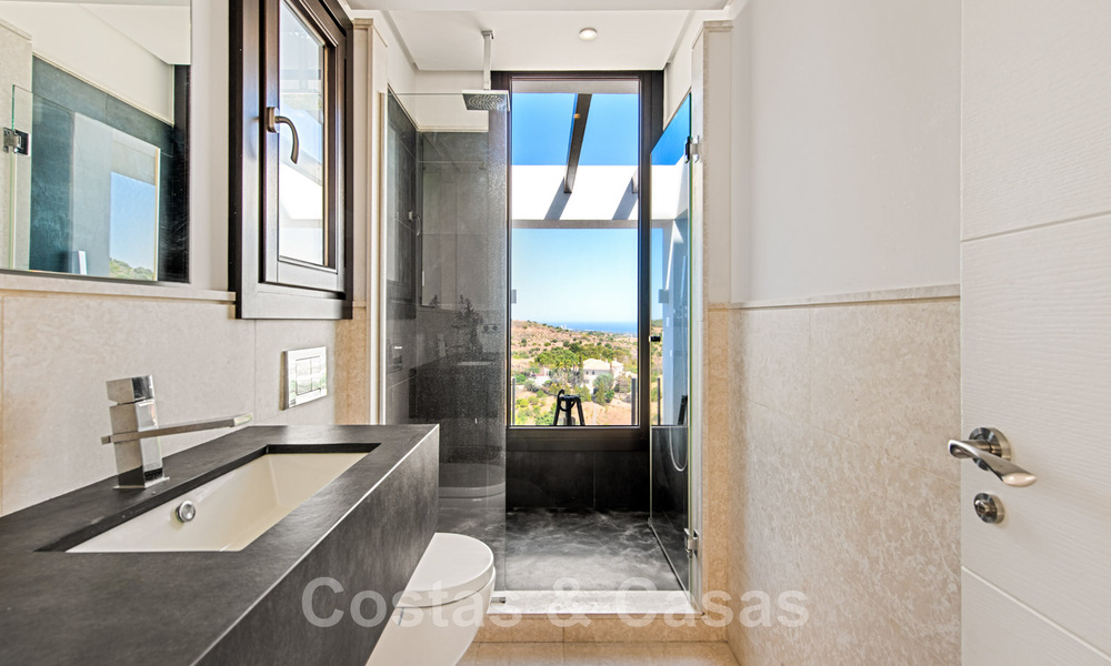 Villa de lujo contemporánea en venta, ubicada en una posición elevada, con vistas panorámicas al mar en Marbella Este 43834
