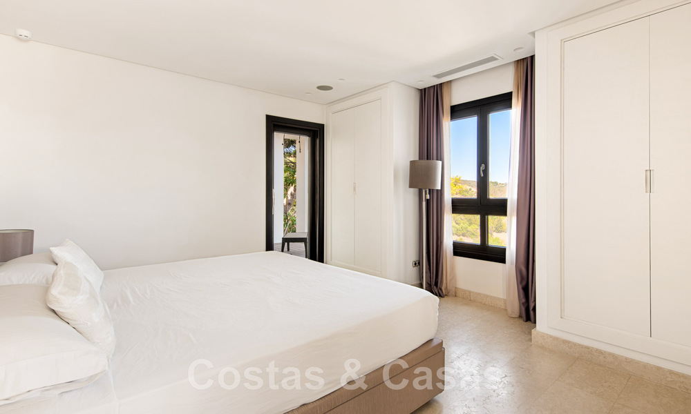 Villa de lujo contemporánea en venta, ubicada en una posición elevada, con vistas panorámicas al mar en Marbella Este 43835