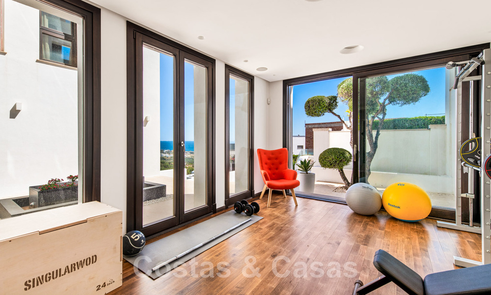 Villa de lujo contemporánea en venta, ubicada en una posición elevada, con vistas panorámicas al mar en Marbella Este 43836