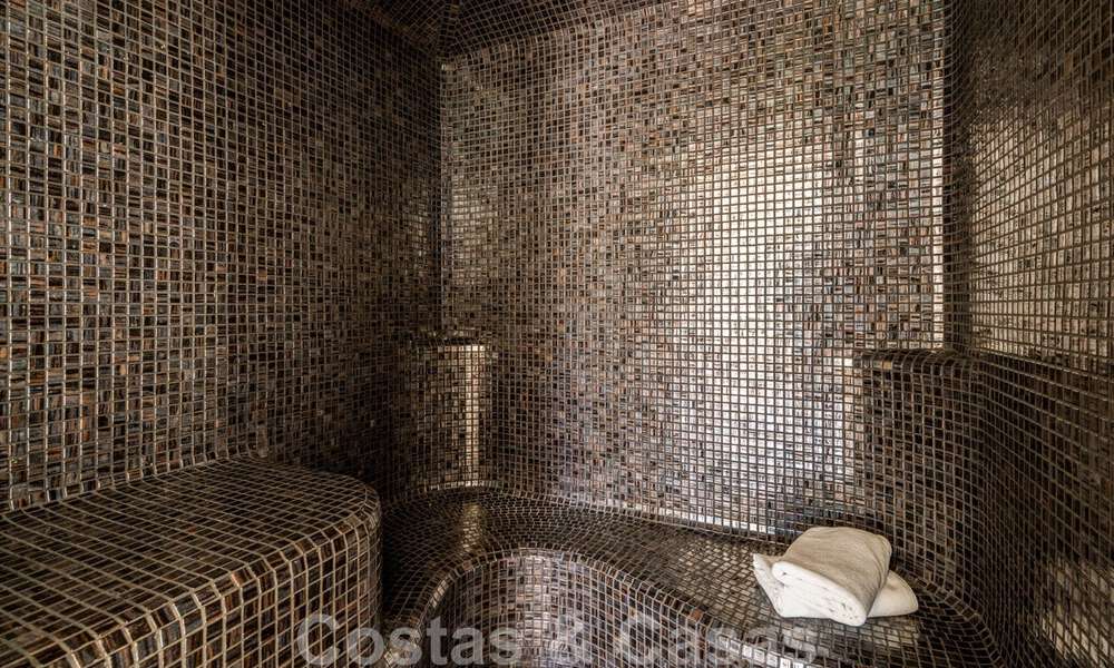 Villa de lujo contemporánea en venta, ubicada en una posición elevada, con vistas panorámicas al mar en Marbella Este 43837