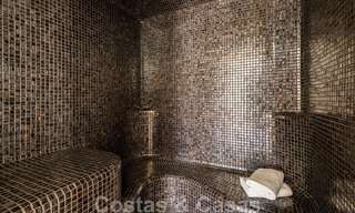 Villa de lujo contemporánea en venta, ubicada en una posición elevada, con vistas panorámicas al mar en Marbella Este 43837 