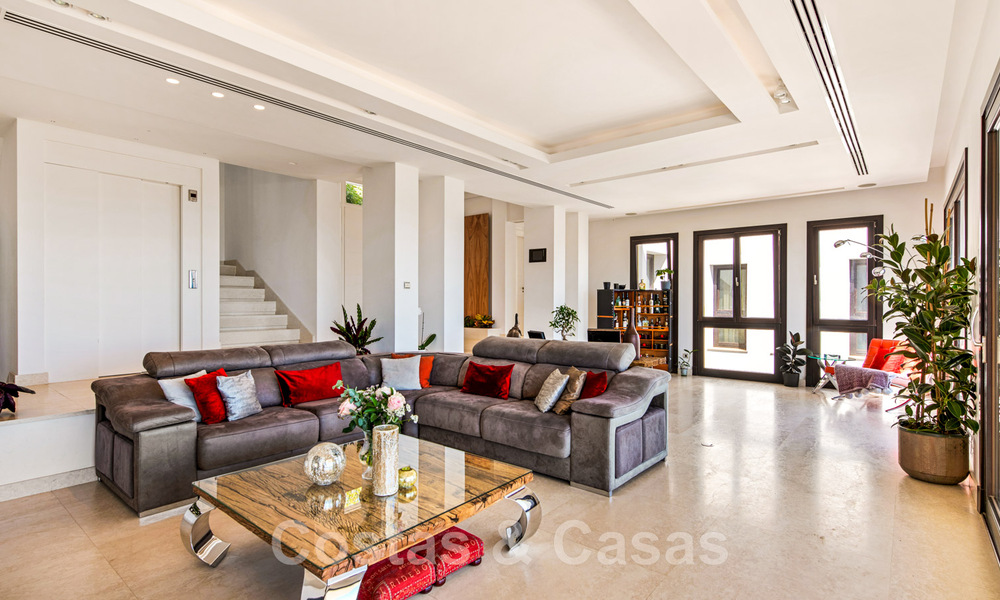Villa de lujo contemporánea en venta, ubicada en una posición elevada, con vistas panorámicas al mar en Marbella Este 43838