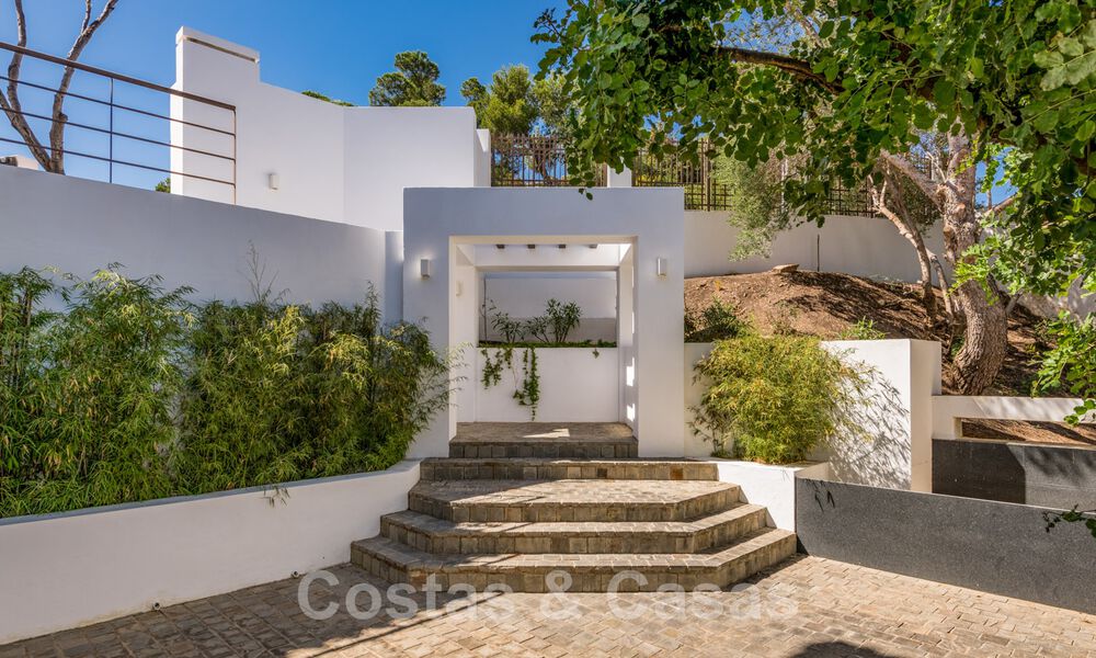 Villa de lujo contemporánea en venta, ubicada en una posición elevada, con vistas panorámicas al mar en Marbella Este 43839