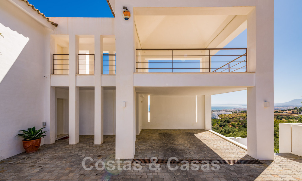Villa de lujo contemporánea en venta, ubicada en una posición elevada, con vistas panorámicas al mar en Marbella Este 43840