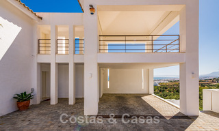 Villa de lujo contemporánea en venta, ubicada en una posición elevada, con vistas panorámicas al mar en Marbella Este 43840 