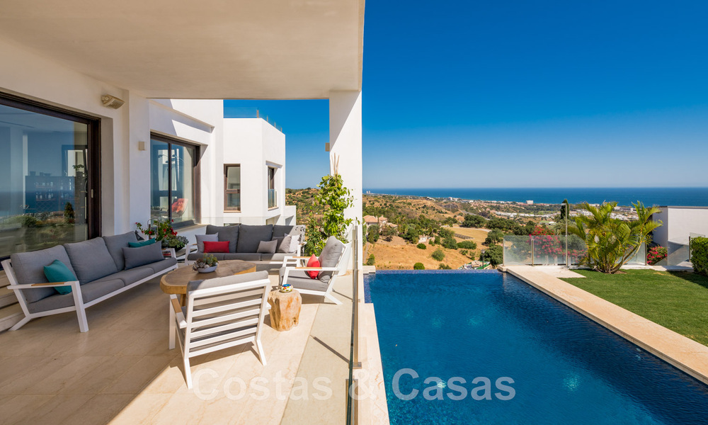 Villa de lujo contemporánea en venta, ubicada en una posición elevada, con vistas panorámicas al mar en Marbella Este 43842