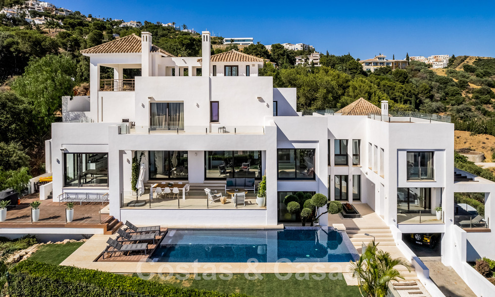 Villa de lujo contemporánea en venta, ubicada en una posición elevada, con vistas panorámicas al mar en Marbella Este 43844