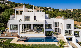 Villa de lujo contemporánea en venta, ubicada en una posición elevada, con vistas panorámicas al mar en Marbella Este 43844 