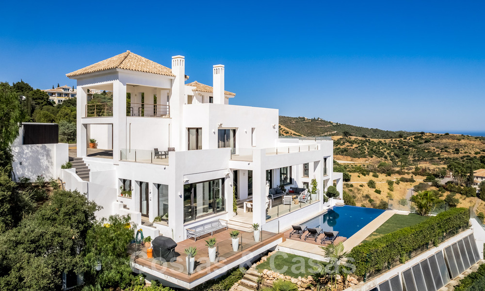 Villa de lujo contemporánea en venta, ubicada en una posición elevada, con vistas panorámicas al mar en Marbella Este 43845