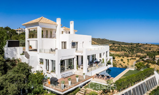 Villa de lujo contemporánea en venta, ubicada en una posición elevada, con vistas panorámicas al mar en Marbella Este 43845 