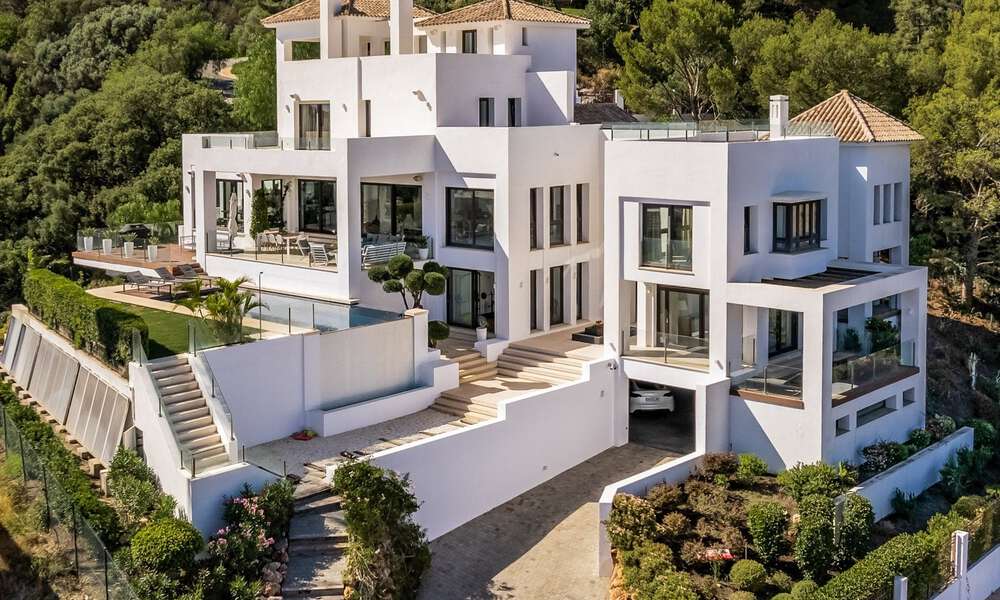Villa de lujo contemporánea en venta, ubicada en una posición elevada, con vistas panorámicas al mar en Marbella Este 43846