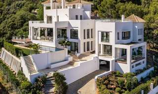 Villa de lujo contemporánea en venta, ubicada en una posición elevada, con vistas panorámicas al mar en Marbella Este 43846 
