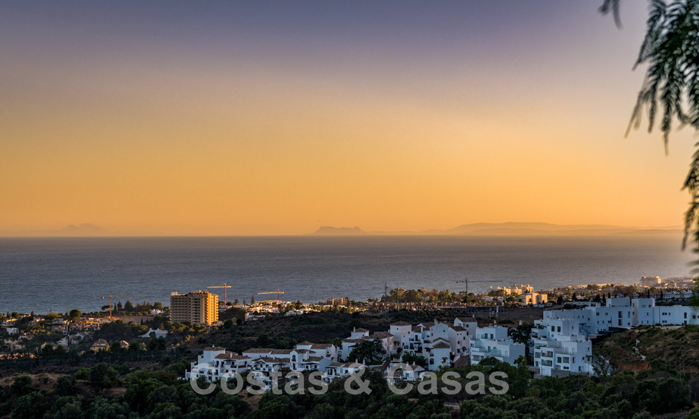 Villa de lujo contemporánea en venta, ubicada en una posición elevada, con vistas panorámicas al mar en Marbella Este 43847