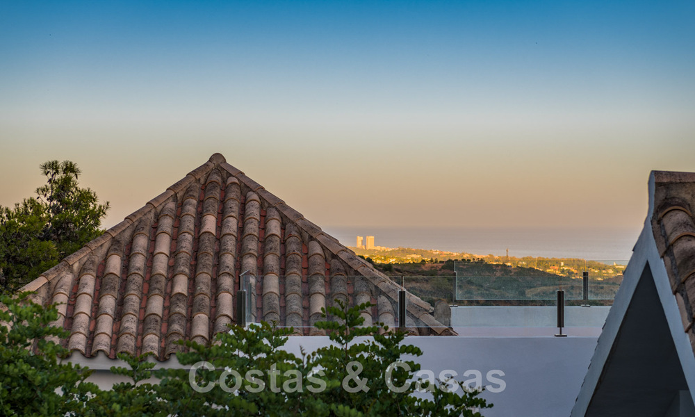 Villa de lujo contemporánea en venta, ubicada en una posición elevada, con vistas panorámicas al mar en Marbella Este 43848
