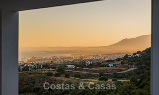 Villa de lujo contemporánea en venta, ubicada en una posición elevada, con vistas panorámicas al mar en Marbella Este 43849 