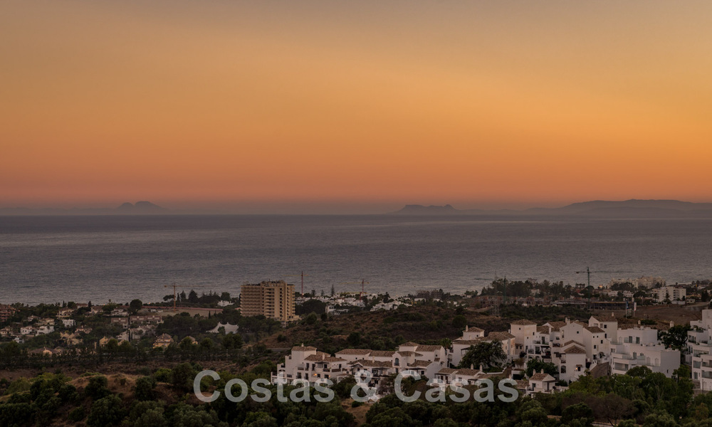 Villa de lujo contemporánea en venta, ubicada en una posición elevada, con vistas panorámicas al mar en Marbella Este 43850