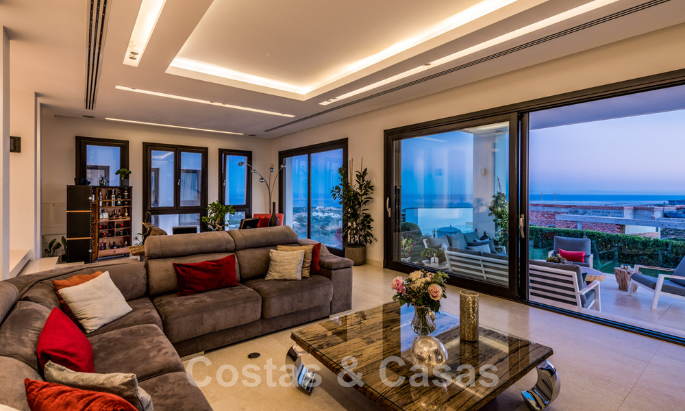 Villa de lujo contemporánea en venta, ubicada en una posición elevada, con vistas panorámicas al mar en Marbella Este 43852