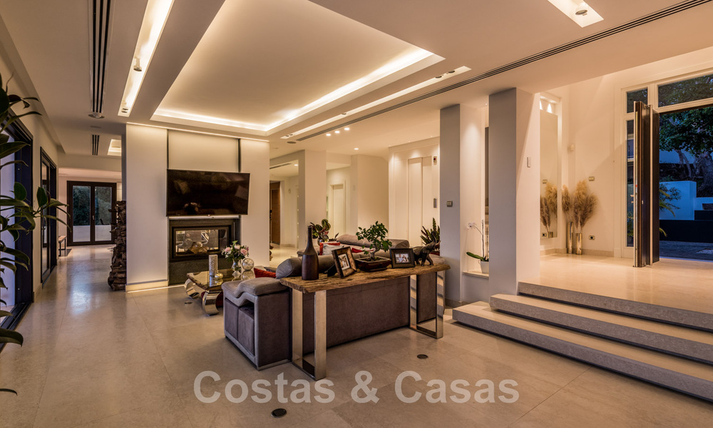 Villa de lujo contemporánea en venta, ubicada en una posición elevada, con vistas panorámicas al mar en Marbella Este 43854