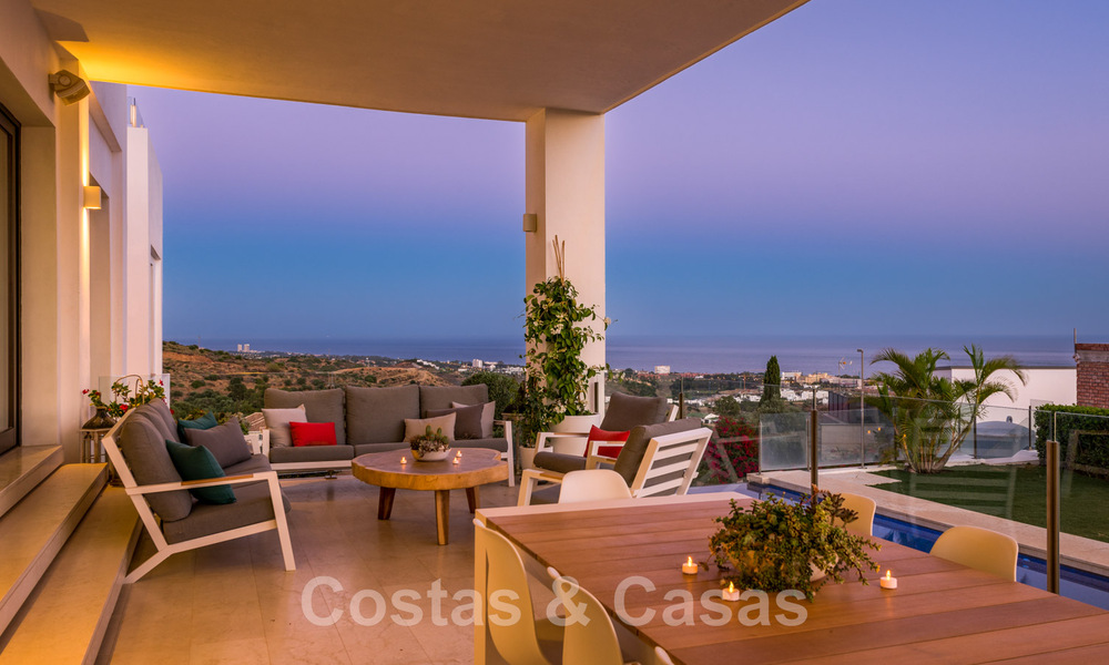 Villa de lujo contemporánea en venta, ubicada en una posición elevada, con vistas panorámicas al mar en Marbella Este 43855