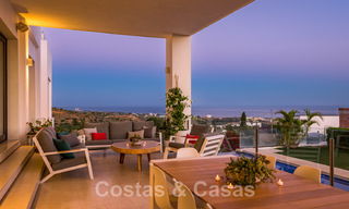 Villa de lujo contemporánea en venta, ubicada en una posición elevada, con vistas panorámicas al mar en Marbella Este 43855 