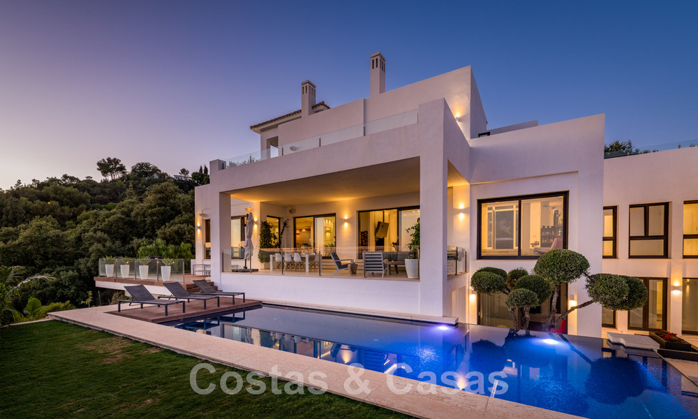 Villa de lujo contemporánea en venta, ubicada en una posición elevada, con vistas panorámicas al mar en Marbella Este 43856