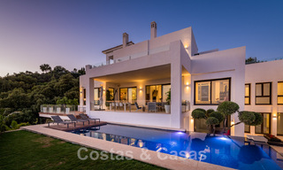 Villa de lujo contemporánea en venta, ubicada en una posición elevada, con vistas panorámicas al mar en Marbella Este 43856 