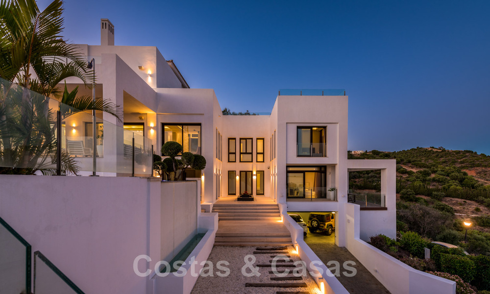 Villa de lujo contemporánea en venta, ubicada en una posición elevada, con vistas panorámicas al mar en Marbella Este 43857