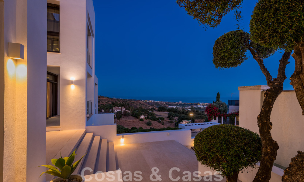 Villa de lujo contemporánea en venta, ubicada en una posición elevada, con vistas panorámicas al mar en Marbella Este 43859