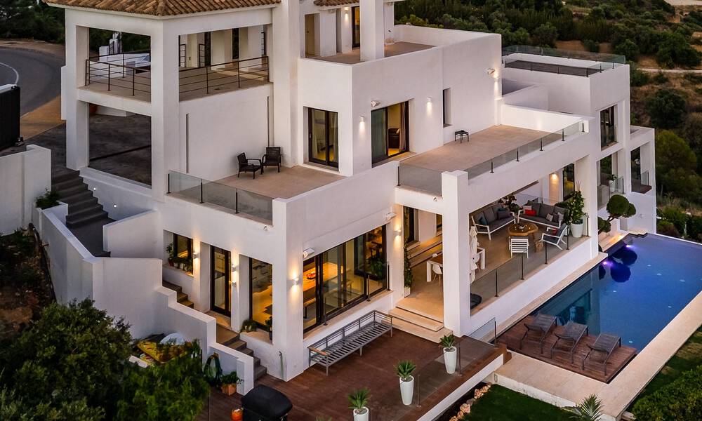 Villa de lujo contemporánea en venta, ubicada en una posición elevada, con vistas panorámicas al mar en Marbella Este 43861