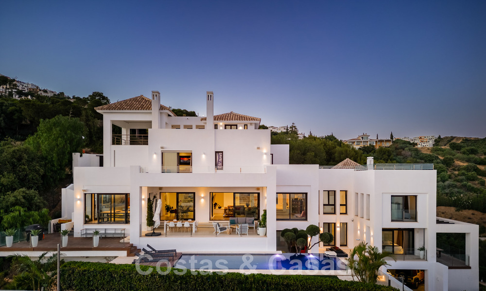Villa de lujo contemporánea en venta, ubicada en una posición elevada, con vistas panorámicas al mar en Marbella Este 43862