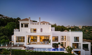Villa de lujo contemporánea en venta, ubicada en una posición elevada, con vistas panorámicas al mar en Marbella Este 43862 
