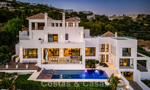 Villa de lujo contemporánea en venta, ubicada en una posición elevada, con vistas panorámicas al mar en Marbella Este 43863