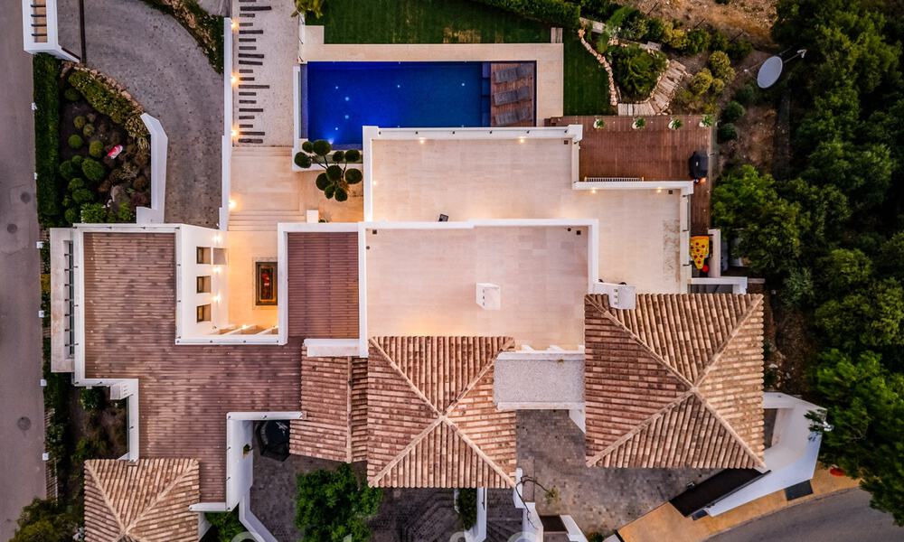 Villa de lujo contemporánea en venta, ubicada en una posición elevada, con vistas panorámicas al mar en Marbella Este 43864