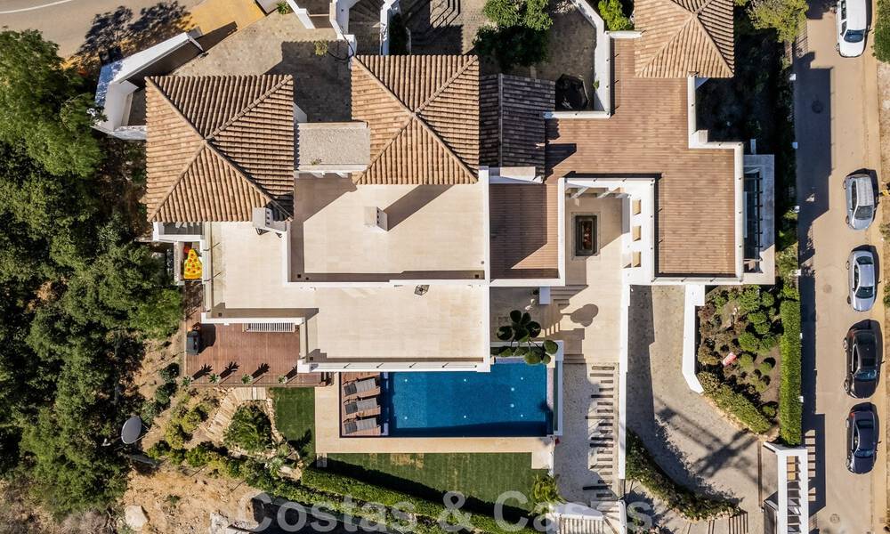 Villa de lujo contemporánea en venta, ubicada en una posición elevada, con vistas panorámicas al mar en Marbella Este 43865