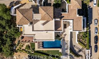 Villa de lujo contemporánea en venta, ubicada en una posición elevada, con vistas panorámicas al mar en Marbella Este 43865 