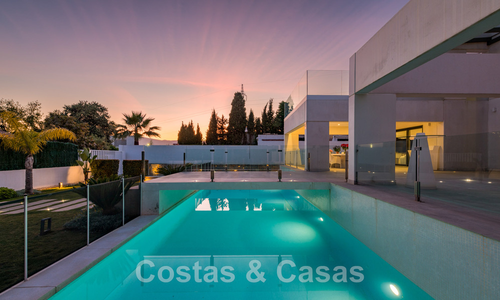 Moderna villa en venta, ubicada en primera línea de golf con vistas panorámicas al verde campo en Marbella Oeste 43866