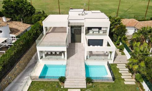 Moderna villa en venta, ubicada en primera línea de golf con vistas panorámicas al verde campo en Marbella Oeste 43867