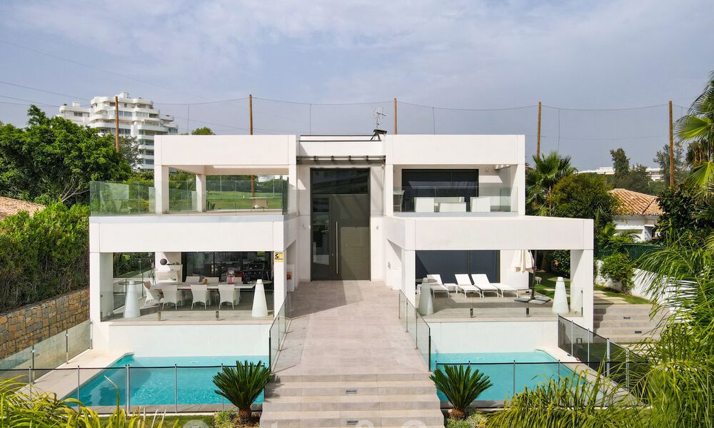 Moderna villa en venta, ubicada en primera línea de golf con vistas panorámicas al verde campo en Marbella Oeste 43868