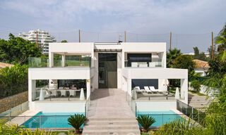 Moderna villa en venta, ubicada en primera línea de golf con vistas panorámicas al verde campo en Marbella Oeste 43868 