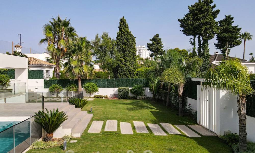 Moderna villa en venta, ubicada en primera línea de golf con vistas panorámicas al verde campo en Marbella Oeste 43869